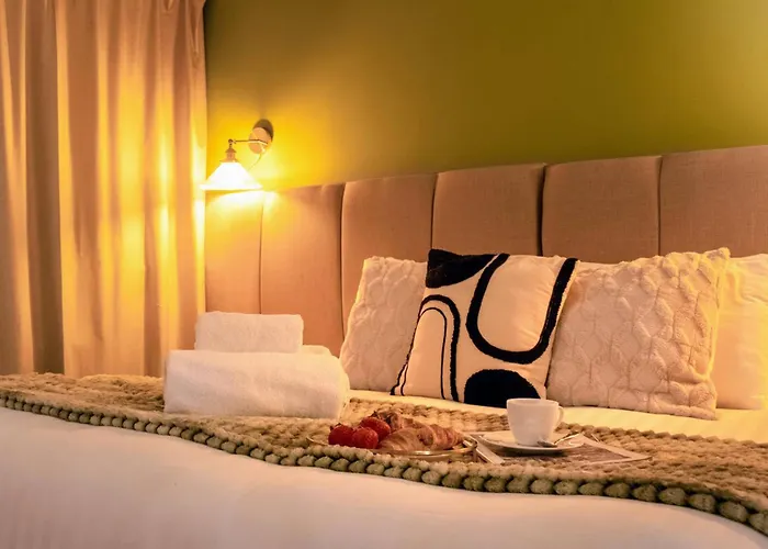 2Br 2Ba Sleeps 6 King Beds City Views E1