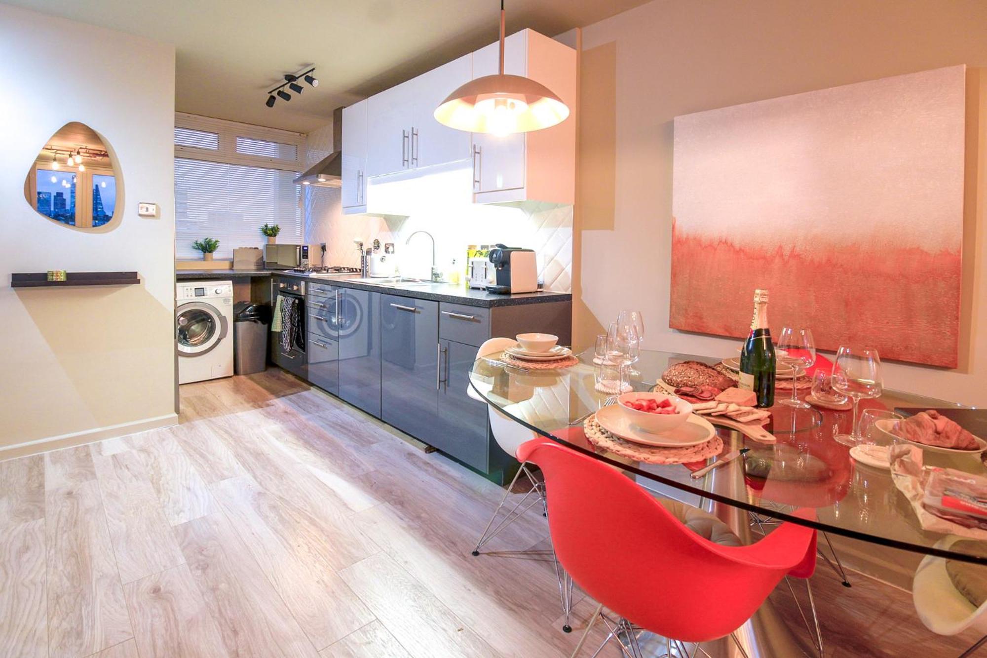 2br 2ba Sleeps 6 King Beds Views E1 * Londen