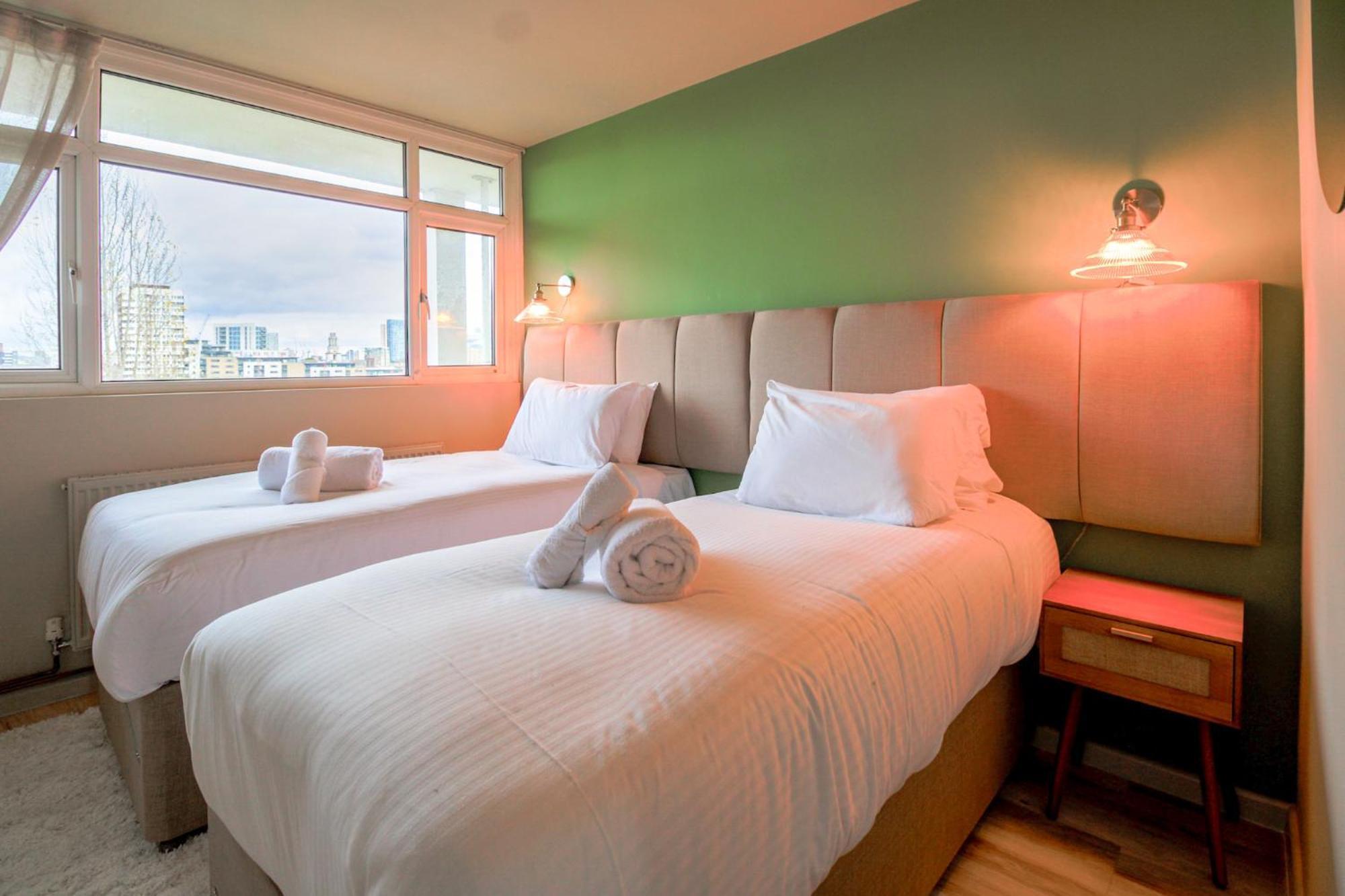 2br 2ba Sleeps 6 King Beds Views E1 Londen