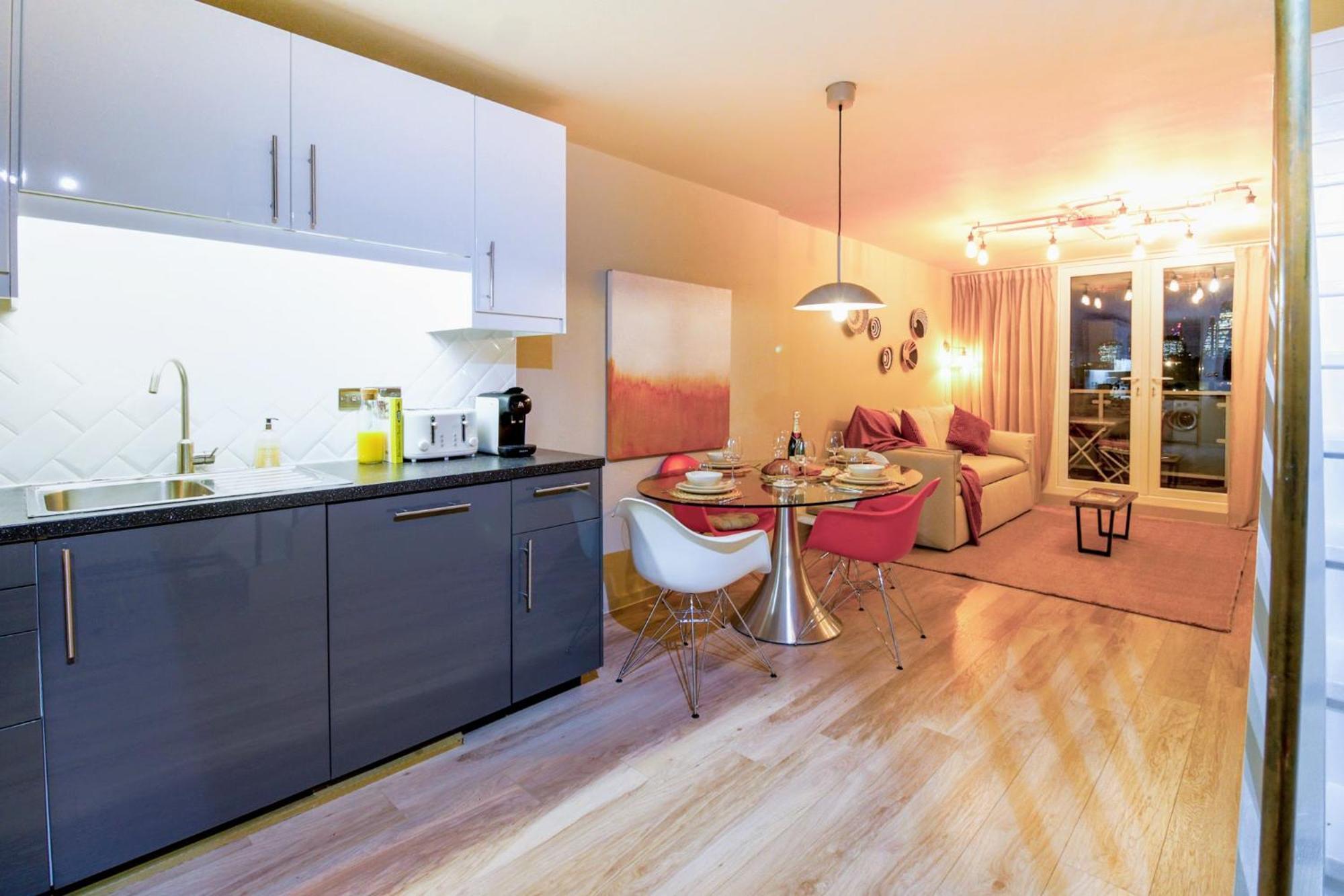 2br 2ba Sleeps 6 King Beds Views E1 Londen