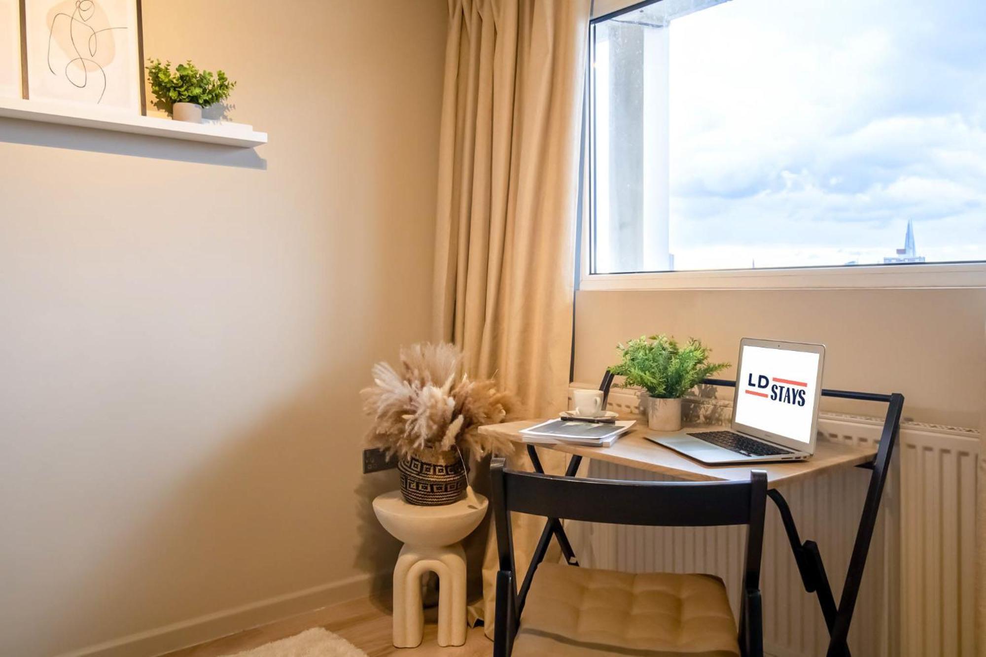 2br 2ba Sleeps 6 King Beds Views E1 Londen