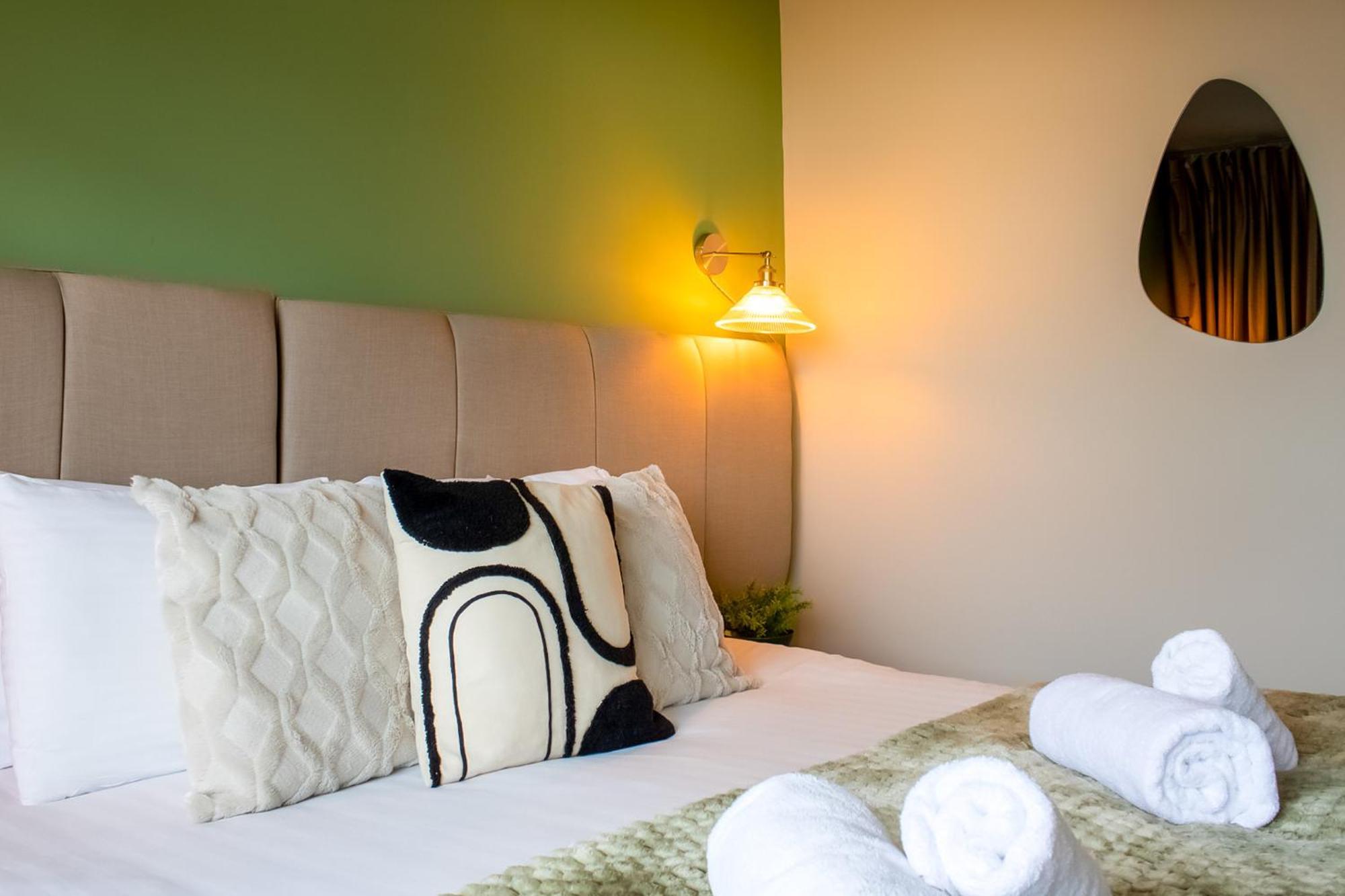 2br 2ba Sleeps 6 King Beds Views E1 *
